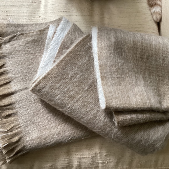 SOFT ALPACA BLEND REVERSIBLE BEIGE & LIGHT GREY PLUSH LARGE SCARF/WRAP - Picture 10 of 11